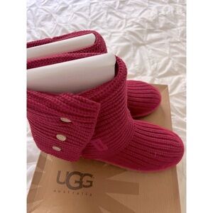 UGG classic cardy/ Ruby NEW IN BOX
Cardigan Ugg boots with fur sole lining